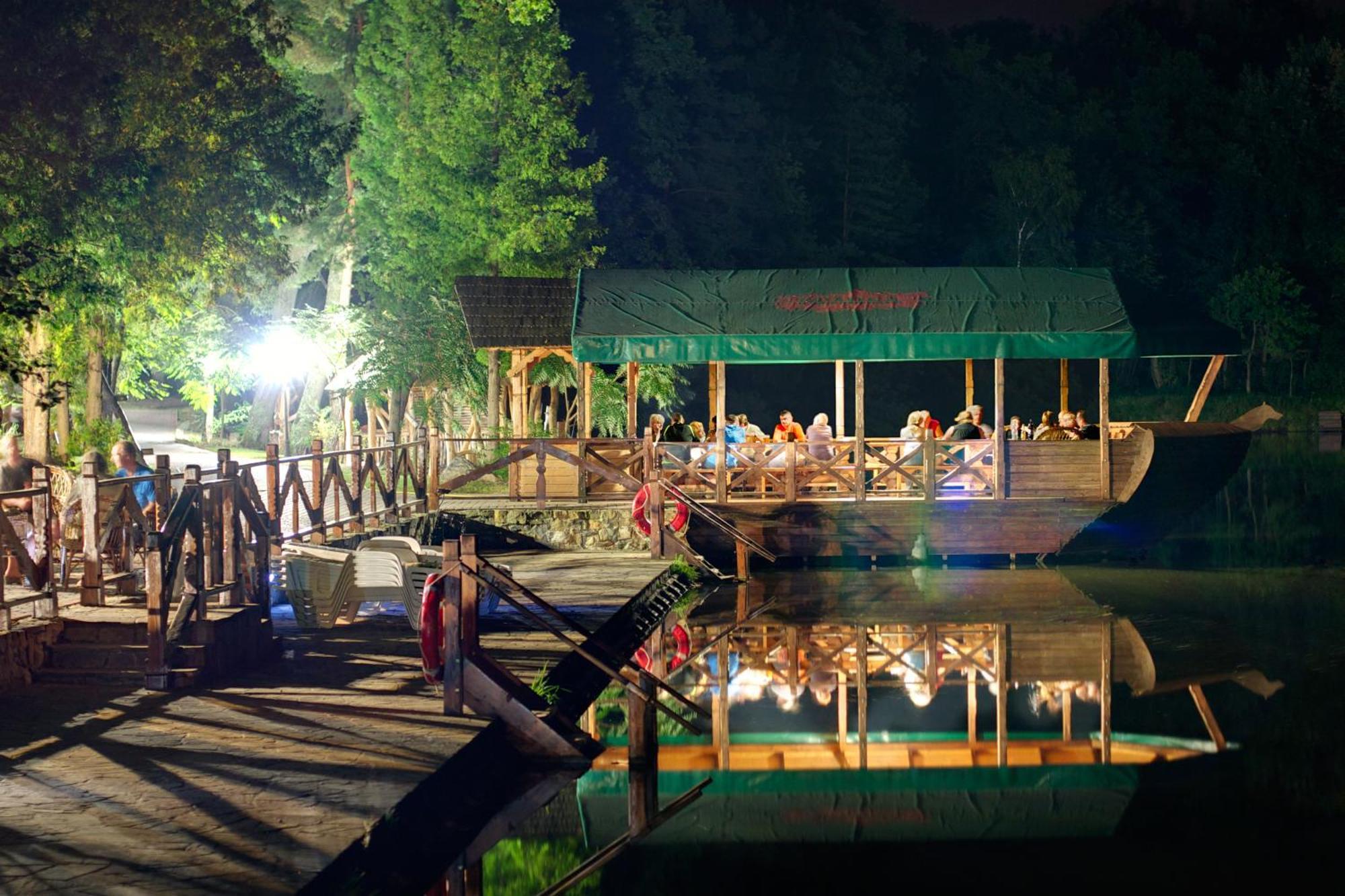 Sherwood Hotel Долгомостиска Экстерьер фото
