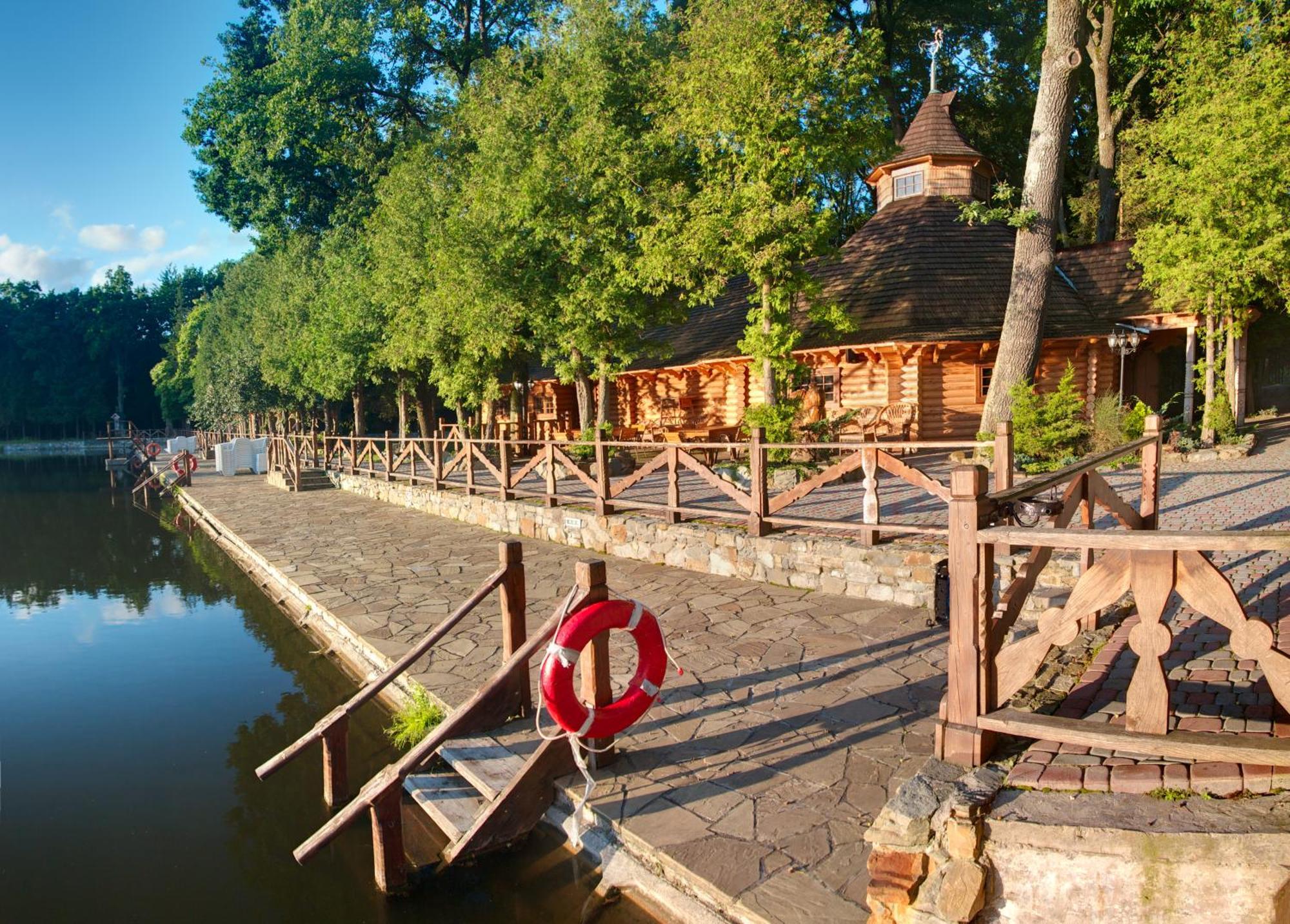 Sherwood Hotel Долгомостиска Экстерьер фото