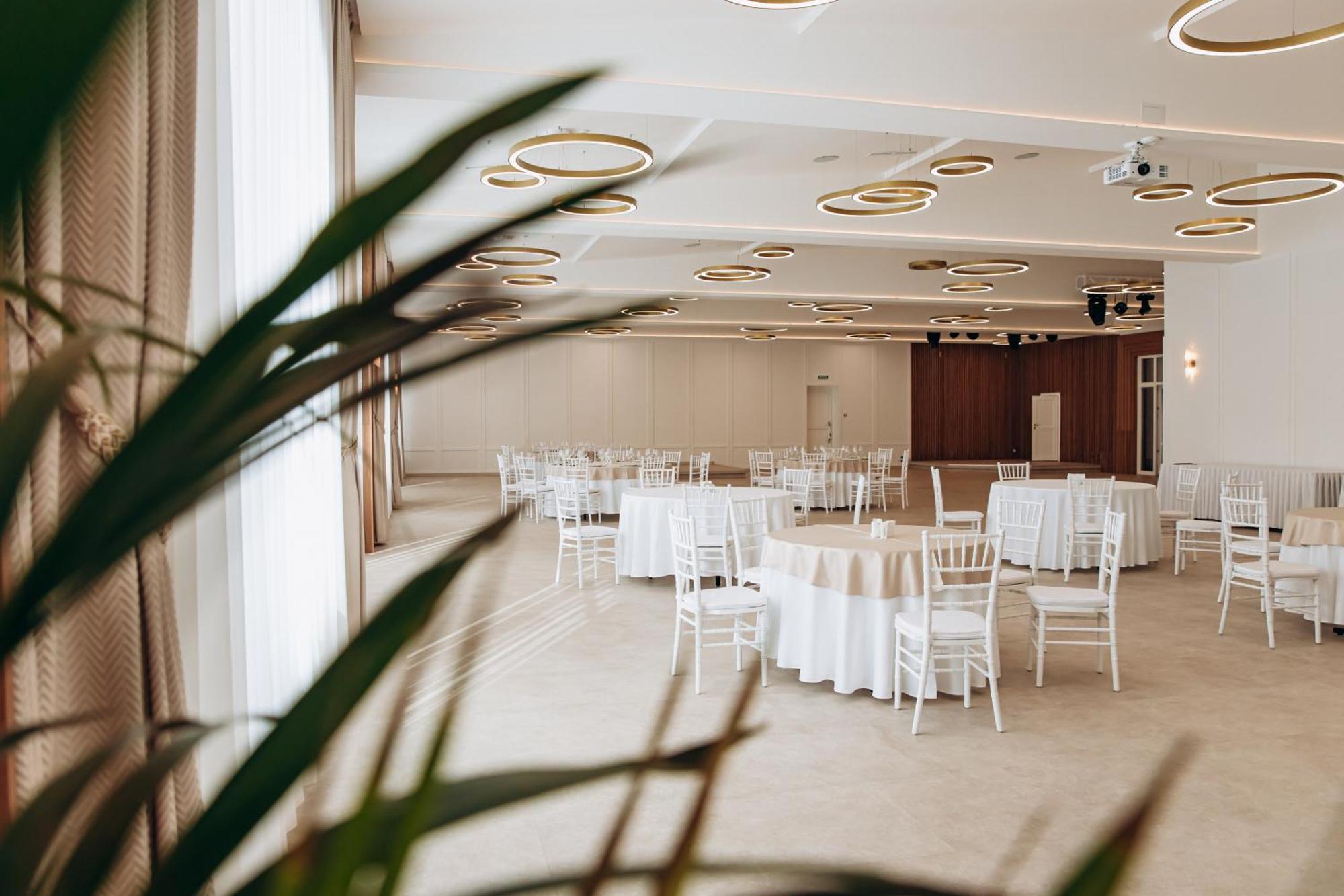 Sherwood Hotel Долгомостиска Экстерьер фото