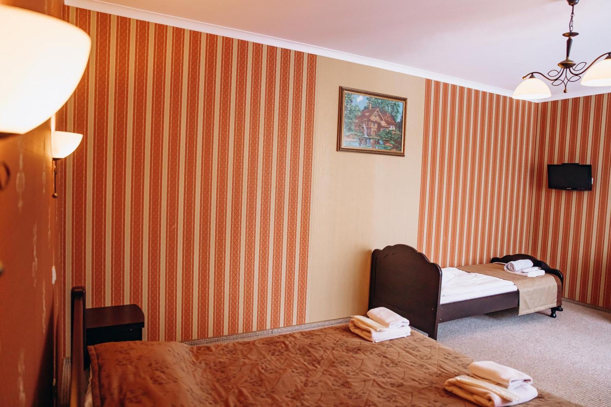 Sherwood Hotel Долгомостиска Экстерьер фото