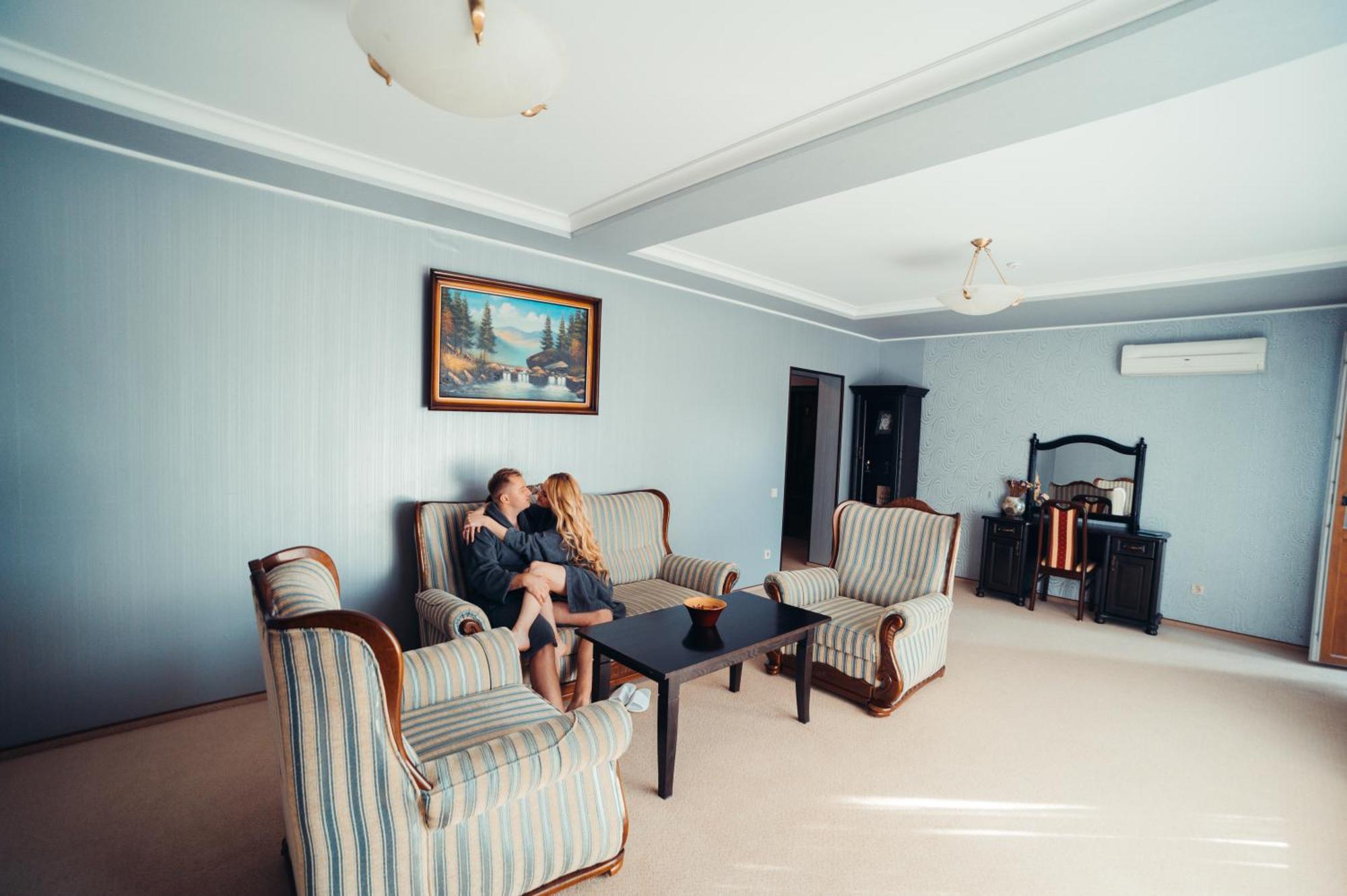 Sherwood Hotel Долгомостиска Экстерьер фото