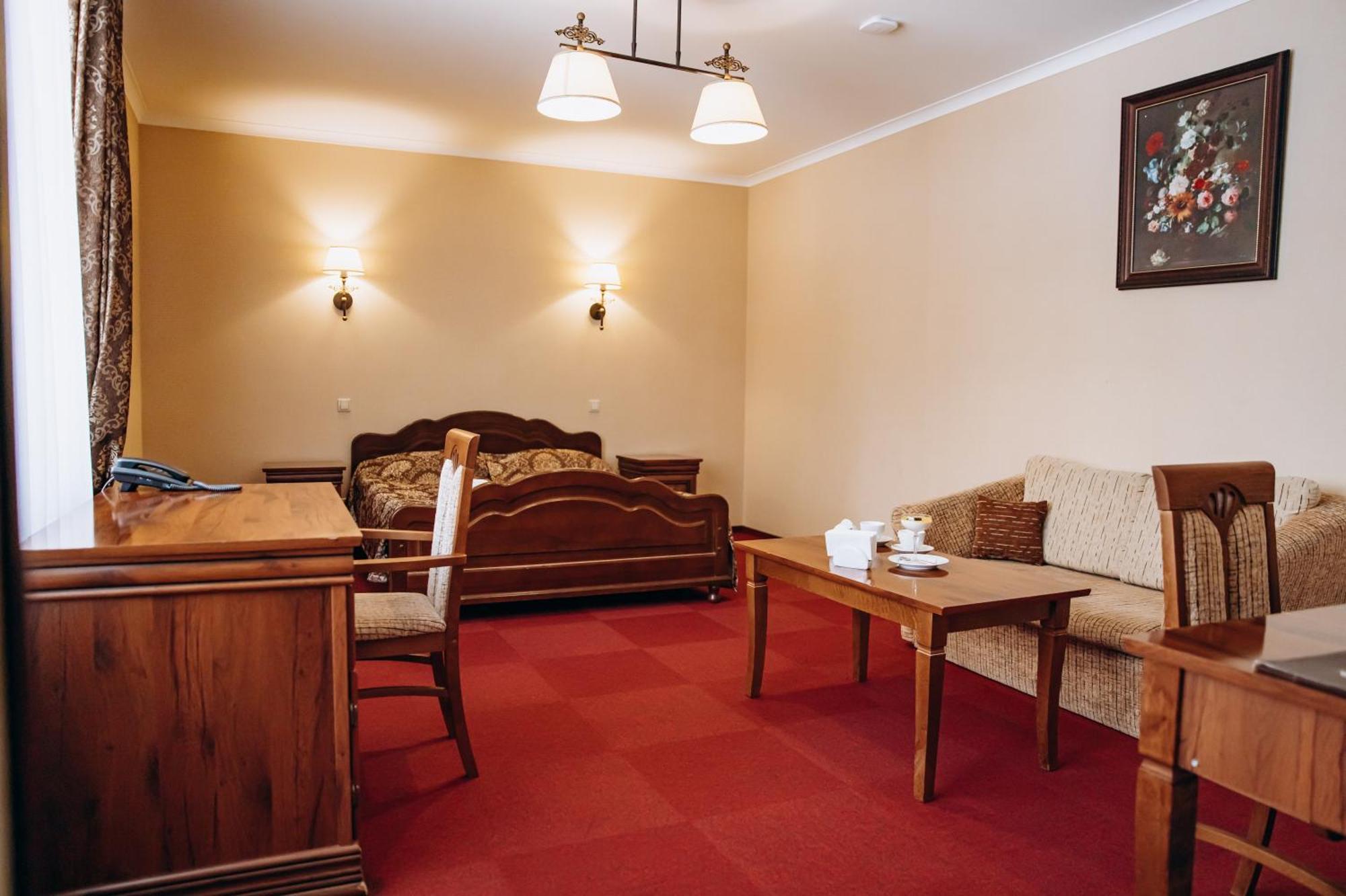 Sherwood Hotel Долгомостиска Экстерьер фото