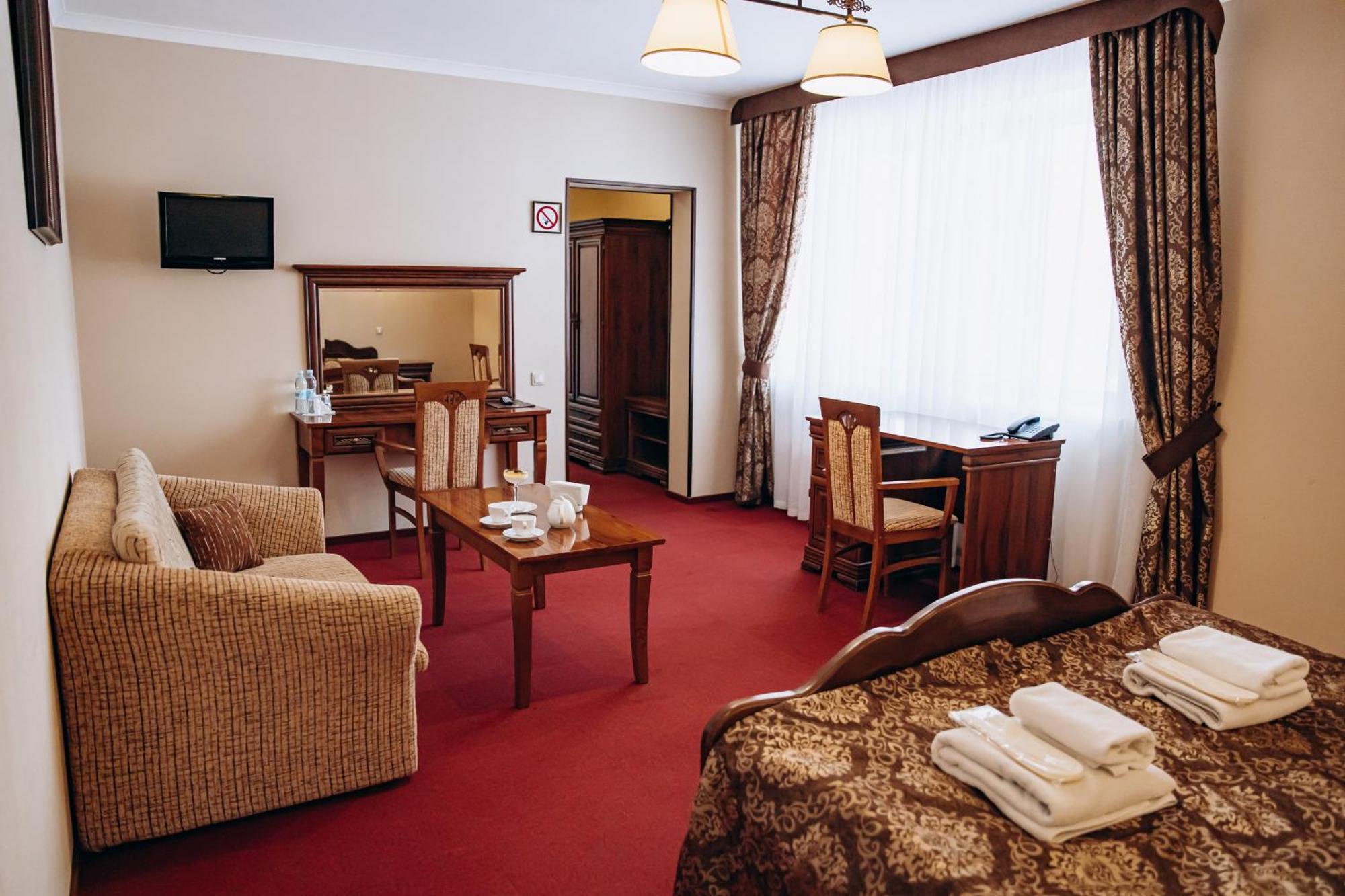 Sherwood Hotel Долгомостиска Экстерьер фото